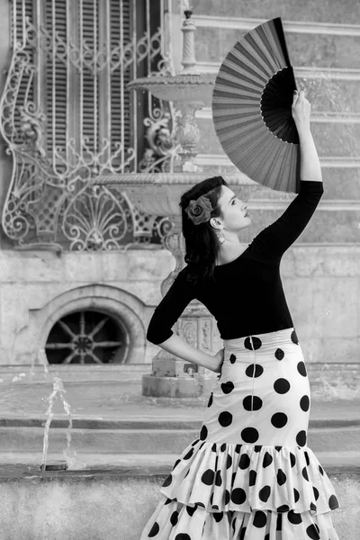 Giovane bella donna in costume da flamenco . — Foto Stock