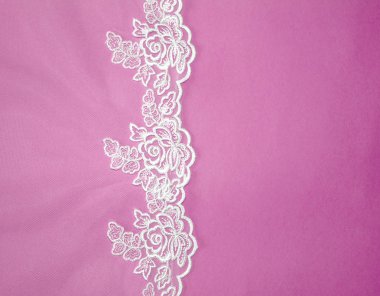 Davetiye, tebrik veya pembe bir arka plan üzerinde beyaz dantel düğün kartı.