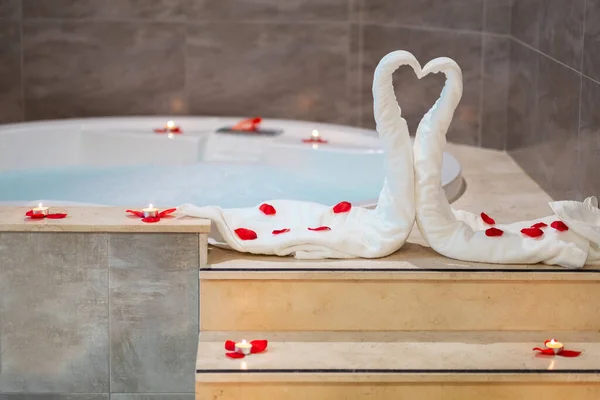 Luxe Hotelkamer Met Een Jacuzzi Kaarsen Overal Voor Een Romantische — Stockfoto