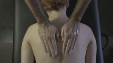 Masaj yaparken ellerinizi kapatın..