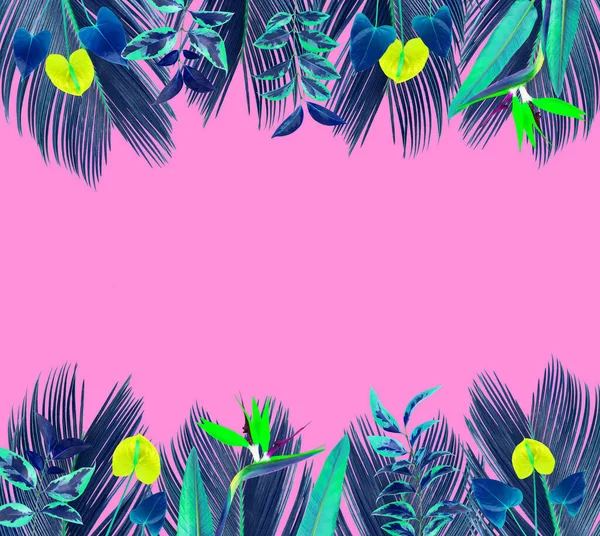 Renkli Tropikal Yapraklar Çiçeklerle Çerçevelenmiş Pembe Arkaplan — Stok fotoğraf