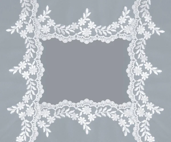 Einladungs Gruß Oder Hochzeitskarte Mit Weißer Spitze Auf Grauem Hintergrund — Stockfoto