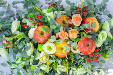 Düğün için çiçek süslemesi. 