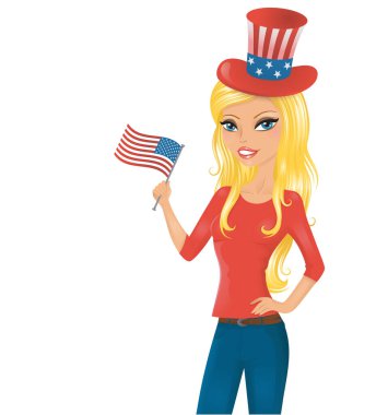 4 Temmuz şapkalı, sevimli sarışın Amerikalı kız. Elinde bir Amerikan bayrağı tutuyor. Beyazda izole edilmiş.