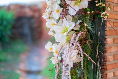 Düğün dekorasyonu. Zambaklar ve orkideler. 