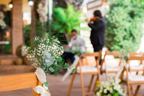 Close Flower Decoration Wedding Ceremony Guests Arrive — Stock Photo, Image