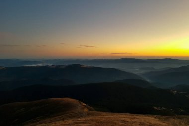 Gün doğumunda bir dağın zirvesinden güzel bir ufuk manzarası