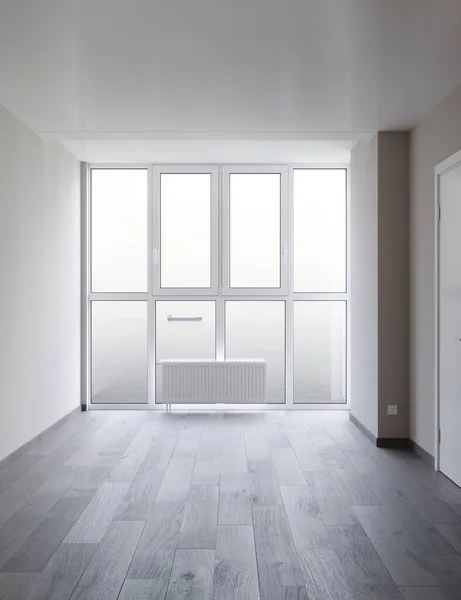 Yeni Bir Apartmanın Penceresinden Geniş Pencereleri Yeni Evleri Görünüyor — Stok fotoğraf