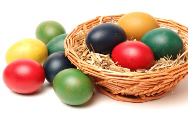 Beyaz arkaplanda paskalya yumurtaları.
