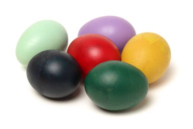 Beyaz arkaplanda paskalya yumurtaları.