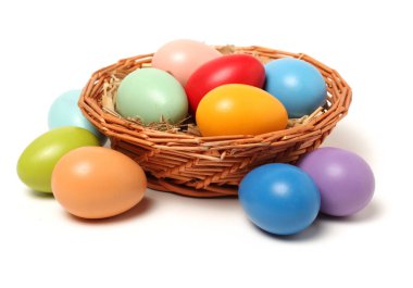 Beyaz arkaplanda paskalya yumurtaları.