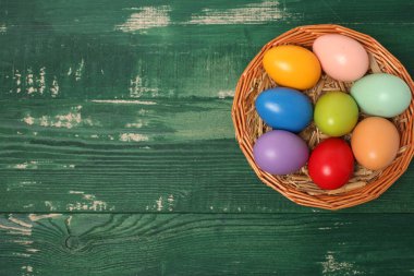 Tahta masada paskalya yumurtaları.