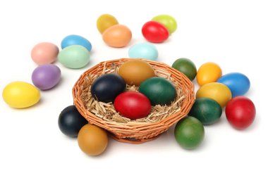 Beyaz arkaplanda paskalya yumurtaları.