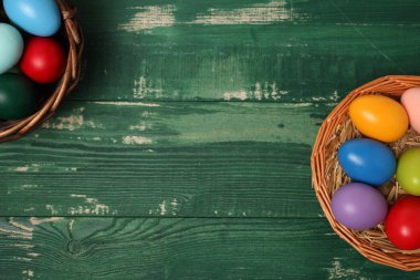 Tahta masada paskalya yumurtaları.