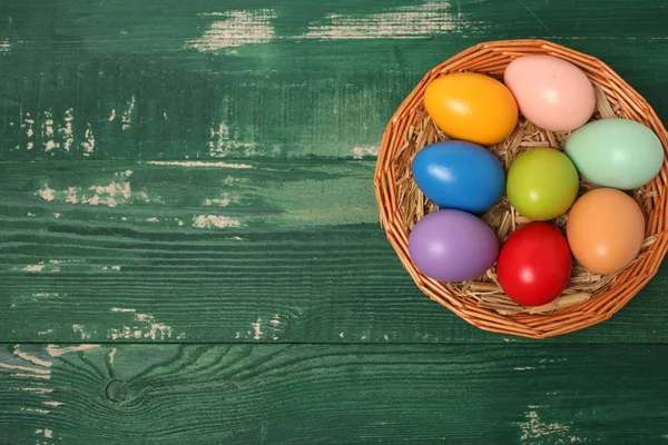 Tahta masada paskalya yumurtaları.