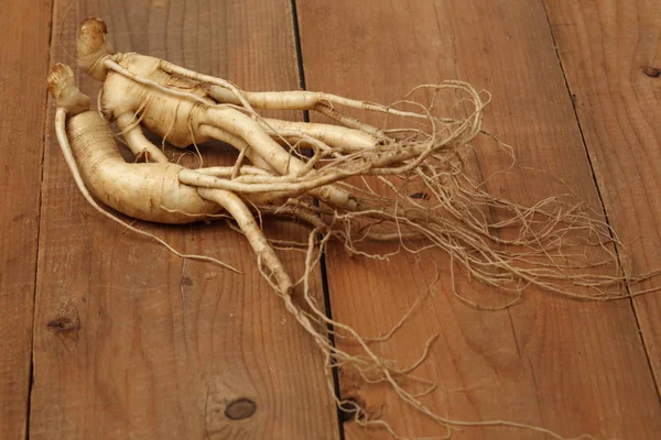 Primer Plano Las Raíces Ginseng Una Superficie Madera — Foto de Stock