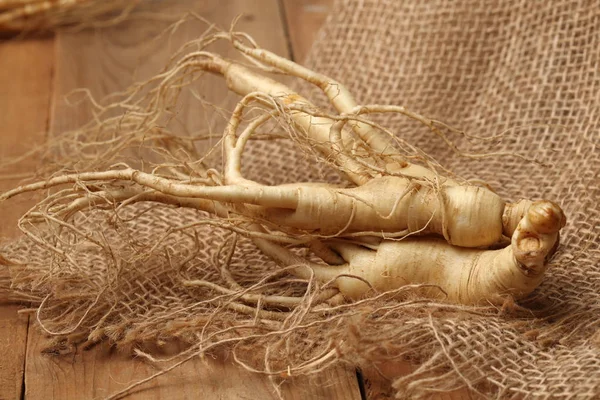 Close Raízes Ginseng Uma Superfície Madeira — Fotografia de Stock