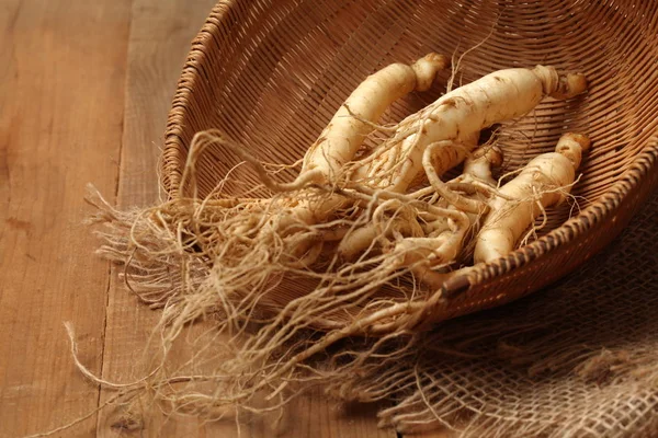 Close Raízes Ginseng Uma Superfície Madeira — Fotografia de Stock