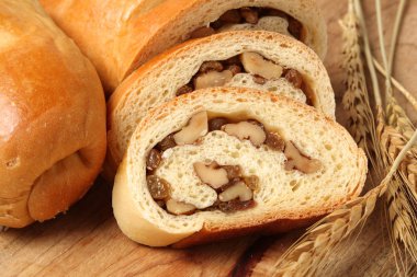 Taze pişmiş ekmek ile ceviz ve kuru üzüm.