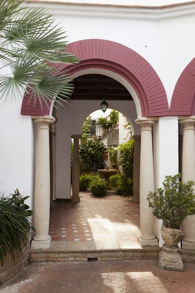 在中华民国圣 Gaieta，塔拉戈纳，西班牙的安达卢西亚庭院 — 图库照片