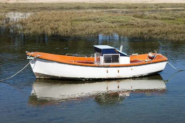 Velho barco em um pântano em A Ramallosa, Nigran, Pontevedra . — Fotografia de Stock