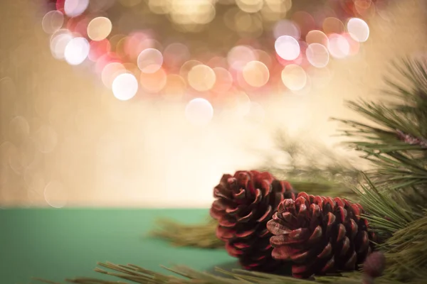 Noel kartı. Çam kozalağı ve bokeh pastel tonlarında dallar... — Stok fotoğraf