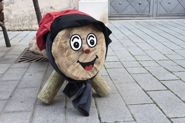 Tio de Nadal, Katalan mitolojisinde bir karakterdir.
