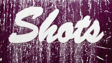 Eski çatlak vinil Shots harfi. Zarar görmüş harf soyma 