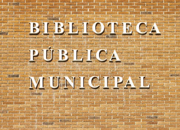 Biblioteca public municipal sign. 西班牙城市公共图书馆 — 图库照片