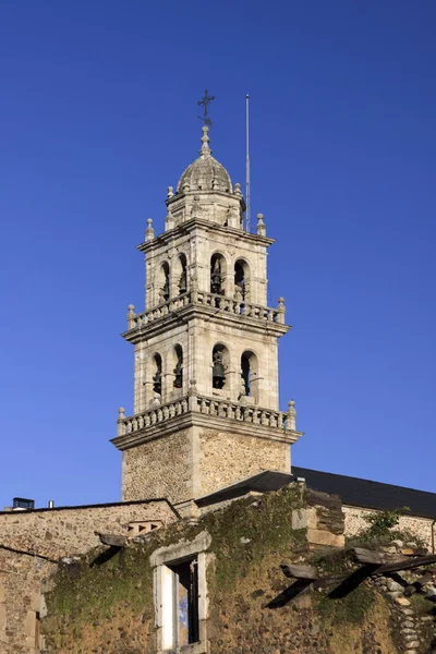 Encina Virgen renacentista y barroca torre de la iglesia en Ponferrada —  Fotos de Stock
