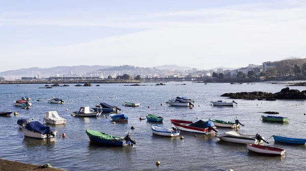Lodě v O Cocho pláži v okolí Alcabre ve Vigo, Španělsko. — Stock fotografie
