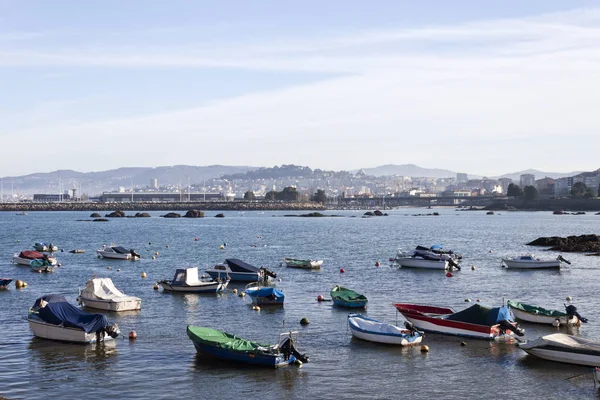 Лодки на пляже O Cocho в районе Алькабре в Виго, Испания . — стоковое фото