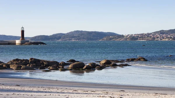 Uitzicht op Vigo estuarium, Sea Museum baken en Cangas dorp van — Stockfoto