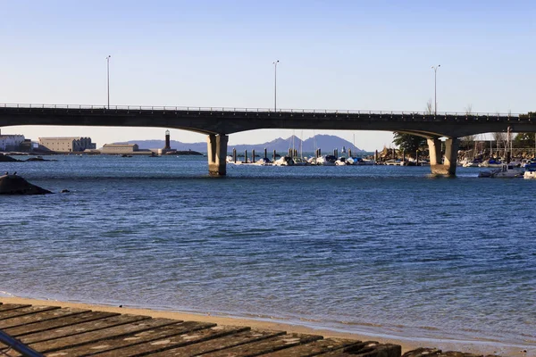 Ponte Bouzas e marina com ilha Cies no fundo em Vigo — Fotografia de Stock