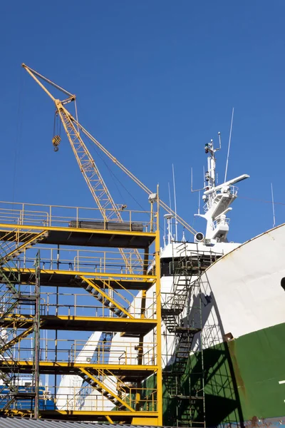 Navio no estaleiro para manutenção e reparos com andaimes — Fotografia de Stock