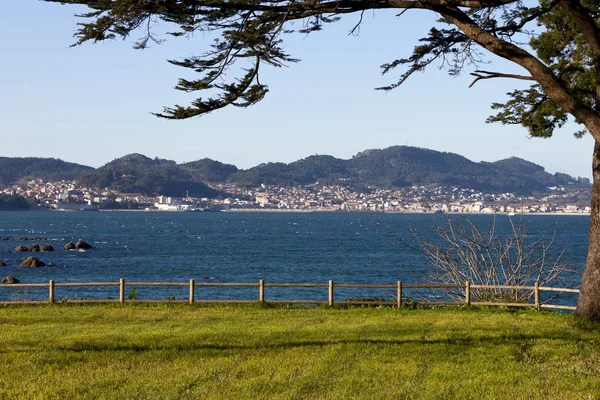 Vista do estuário de Vigo e da aldeia de Cangas do Morrazo a partir do parque — Fotografia de Stock