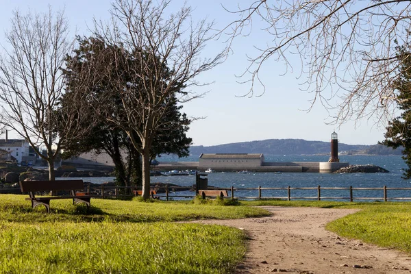Vista do estuário de Vigo e da baliza do Museu do Mar do parque de Carr — Fotografia de Stock