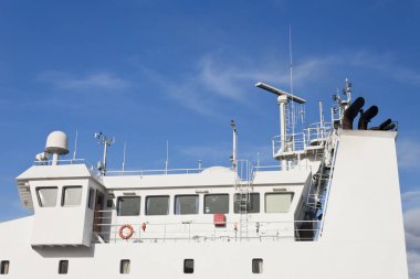 Gözetleme kulesi, antenler, radar ve diğer iletişim ve navigasyon