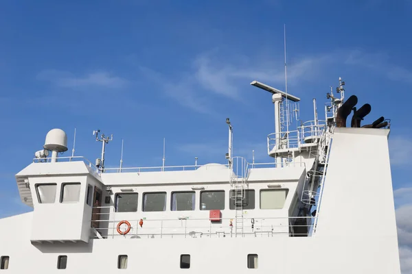 Gözetleme kulesi, antenler, radar ve diğer iletişim ve navigasyon