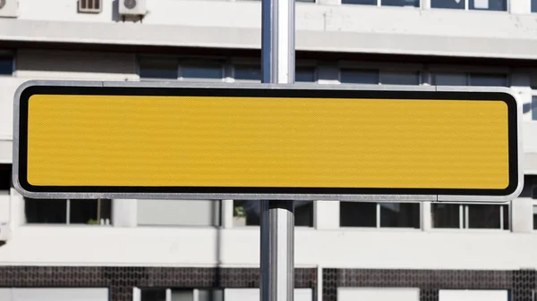 Señal de tráfico reflectante amarillo en blanco en la calle —  Fotos de Stock