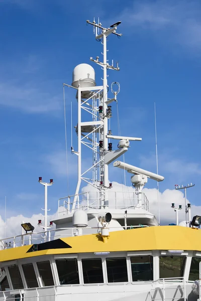 Command bridge, antennas, radar and  other communication and nav — Stock Photo, Image