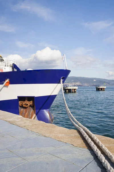 Příď zakotvené lodi přivázané provazem v přístavu Vigo City. — Stock fotografie