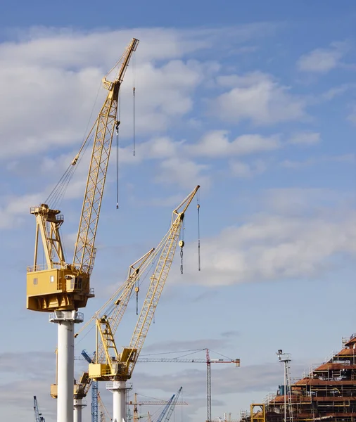 Yellow cranes in the shipyard for ships construction in Vigo, Sp — Stock Photo, Image