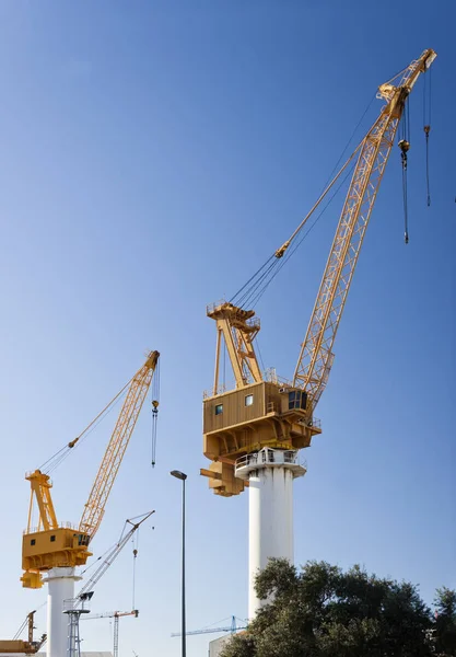 Yellow cranes in the shipyard for ships construction in Vigo, Sp — Stock Photo, Image