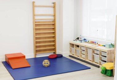 Çocuk rehabilitasyonu ekipmanlarıyla boş fizyoterapi kliniği