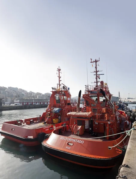 Vigo, Spain - Jan 24, 2020: Tugboats moored in the port on Janua — Stock Photo, Image