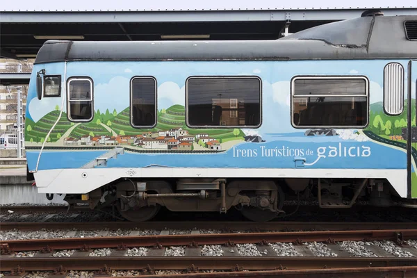 Vigo, Espanja - helmikuu 12, 2020: Galician matkailujuna pysähtyi — kuvapankkivalokuva