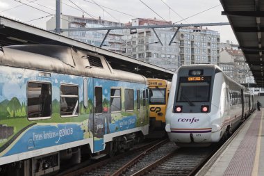 Vigo, İspanya - 12 Şubat 2020 Vigo-Guixar tren istasyonunda tren durdu