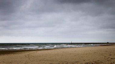 Cubelles, Barcelona, Katalonya, İspanya sahillerinde bulutlu bir gün. Garraf sahilinde Akdeniz bulutlu.