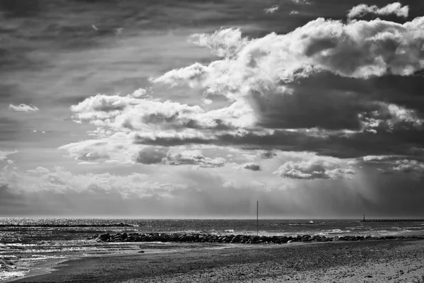 Vue Noir Blanc Une Journée Nuageuse Sur Plage Cubelles Barcelone — Photo